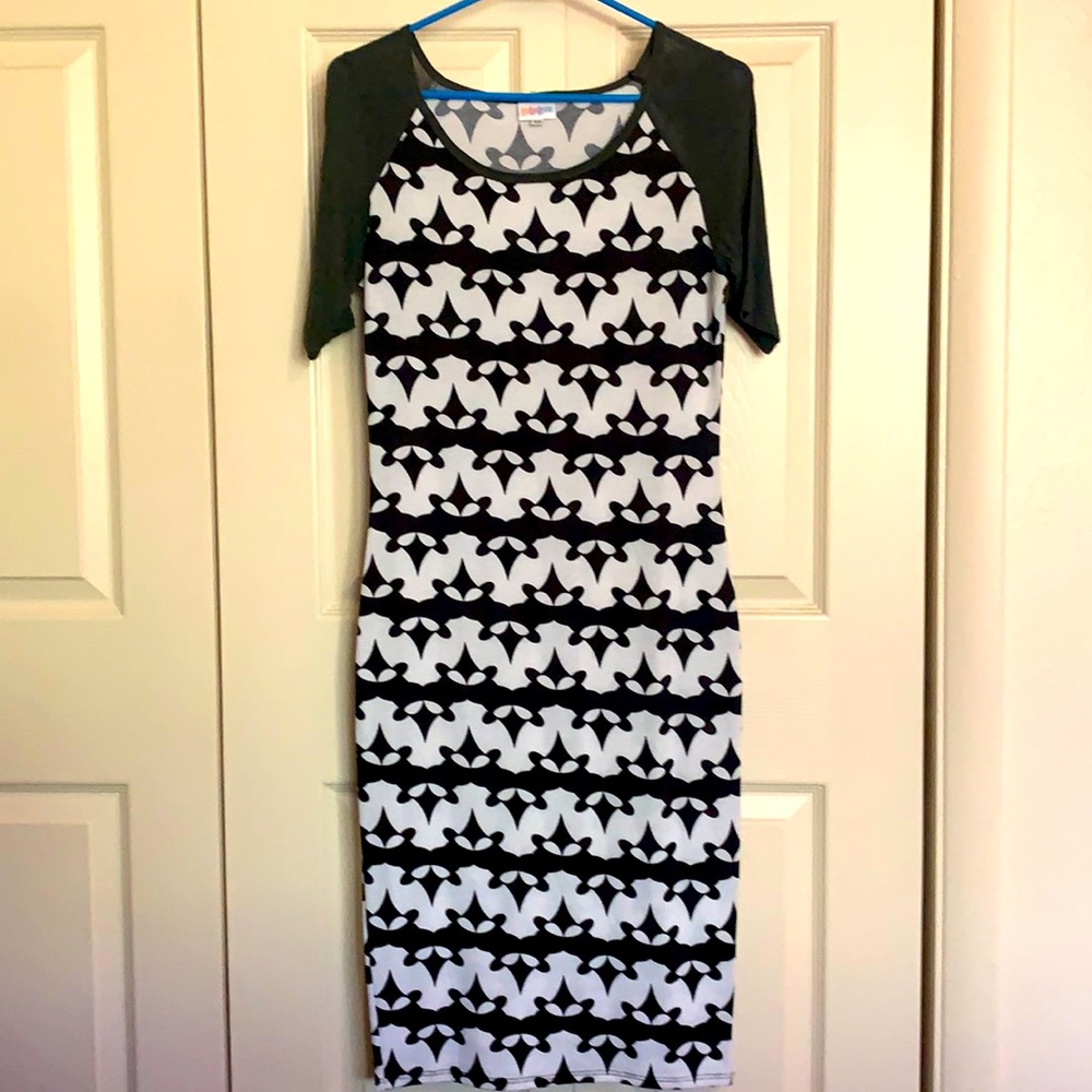 Lularoe black and white geometric print mid length dress with 3/4 sleeves